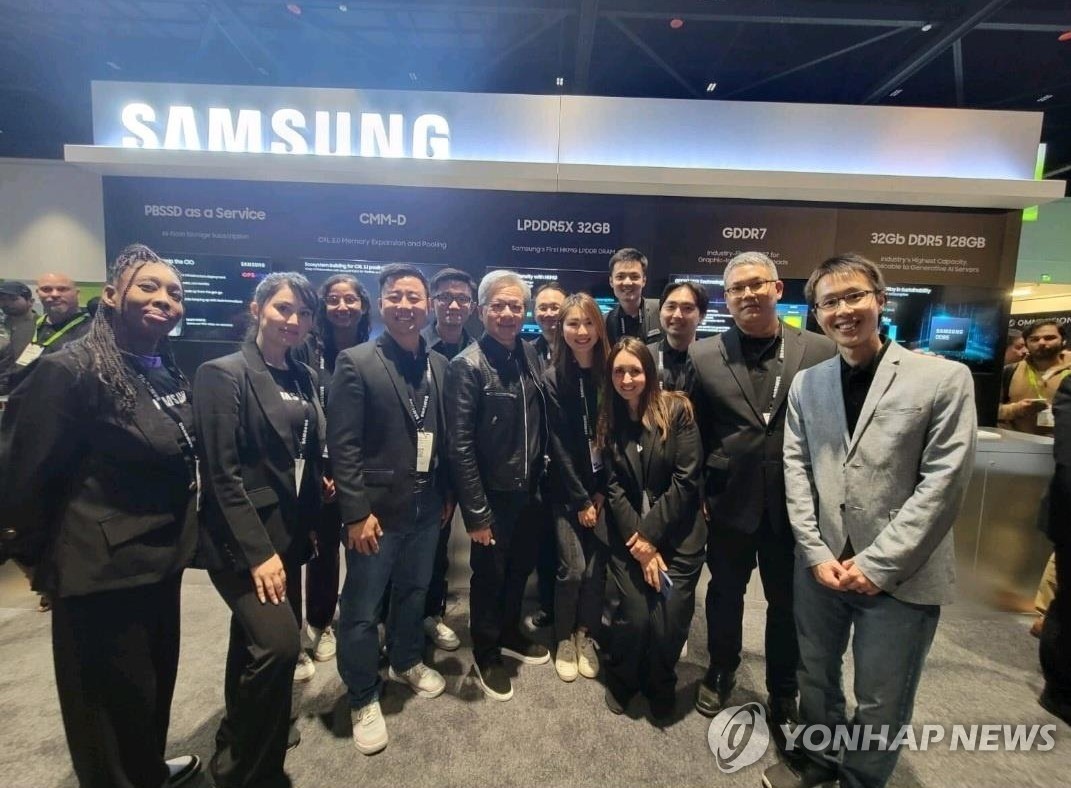 삼성전자 부스 찾은 젠슨 황 엔비디아 CEO