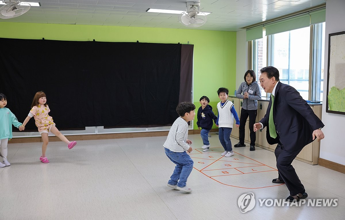 늘봄학교 어린이들과 술래잡기하는 윤석열 대통령