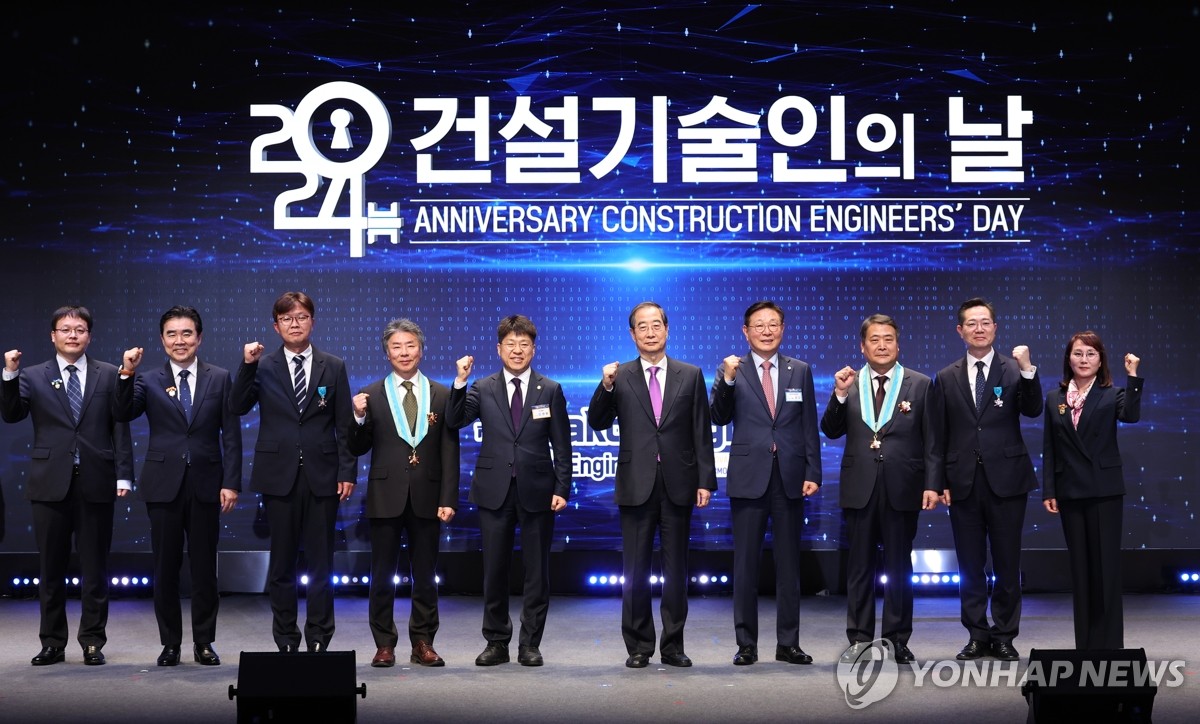 한덕수 총리, 건설기술인들과 함께