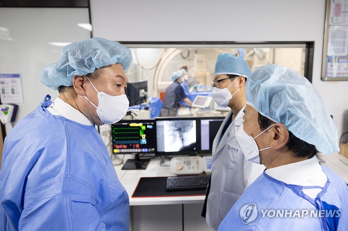 청주 한국병원 심혈관센터 방문한 윤석열 대통령