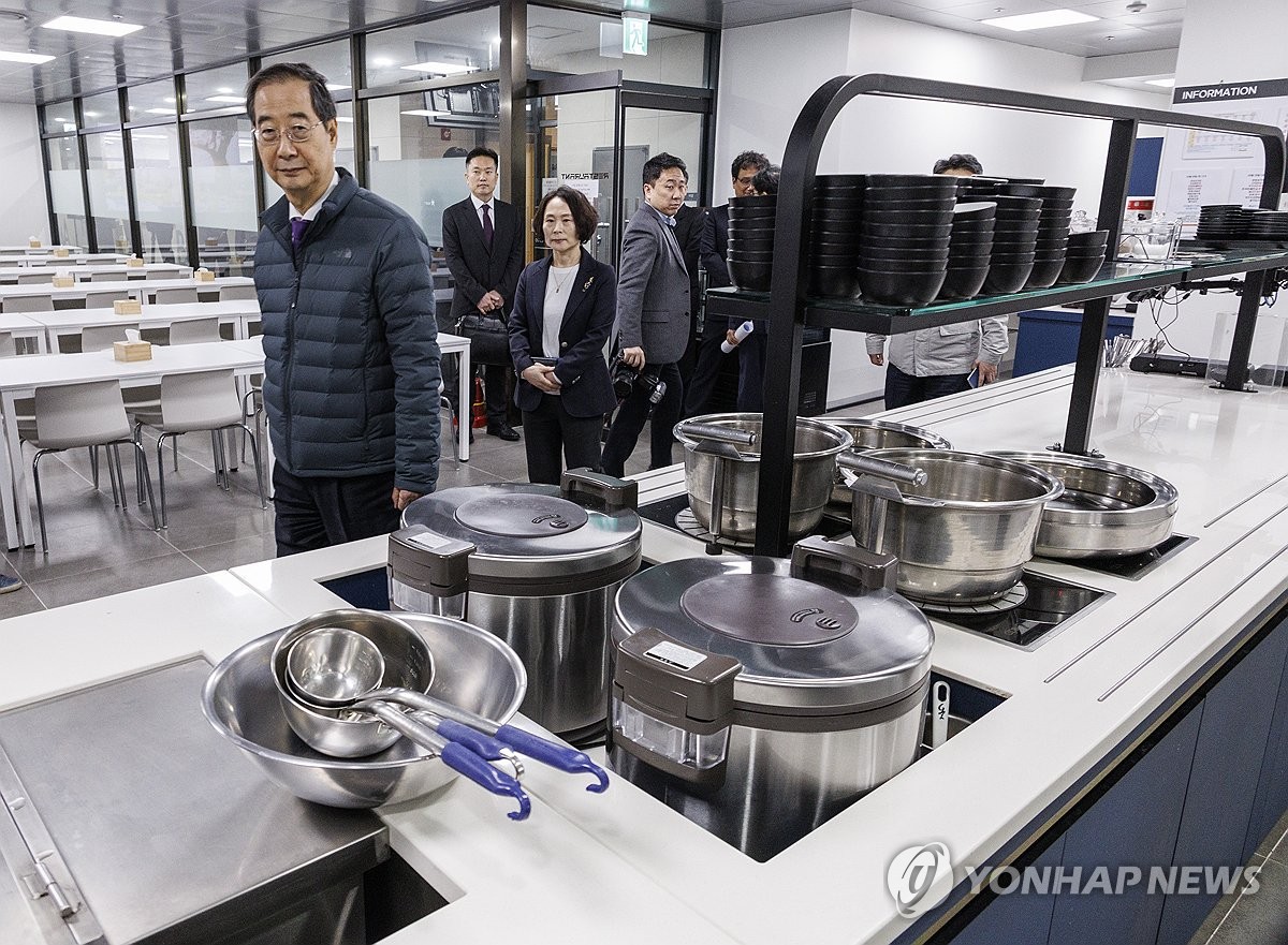 행복기숙사 식당 시설 둘러보는 한덕수 총리
