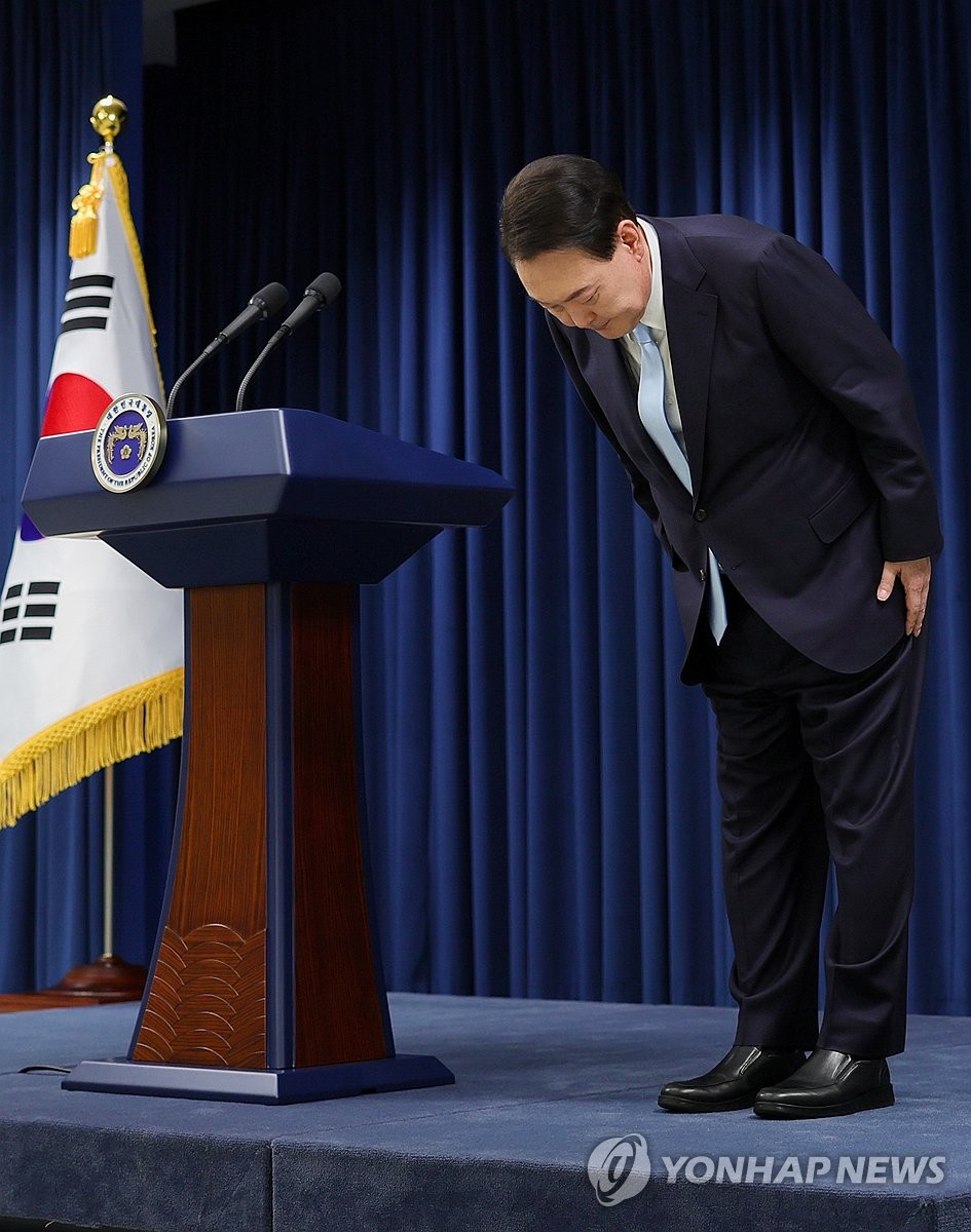 대국민 담화 마치고 인사하는 윤석열 대통령
