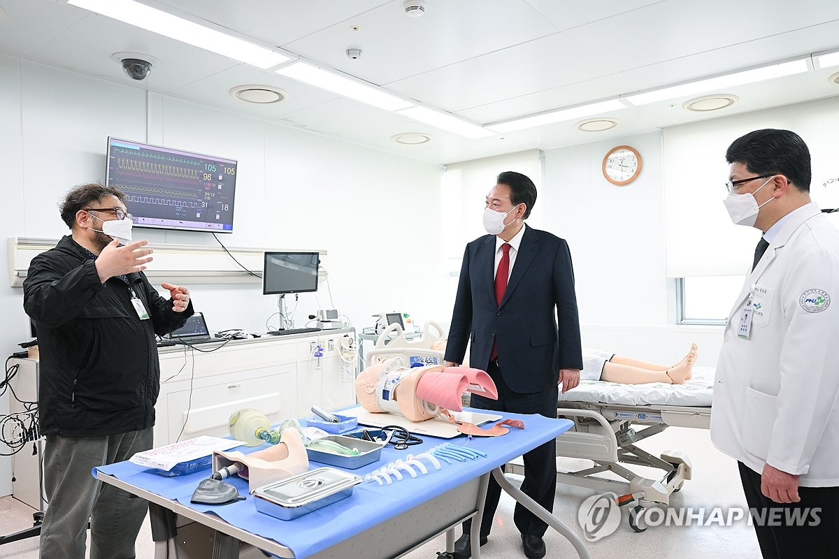 윤석열 대통령, 부산대병원 권역외상센터 방문