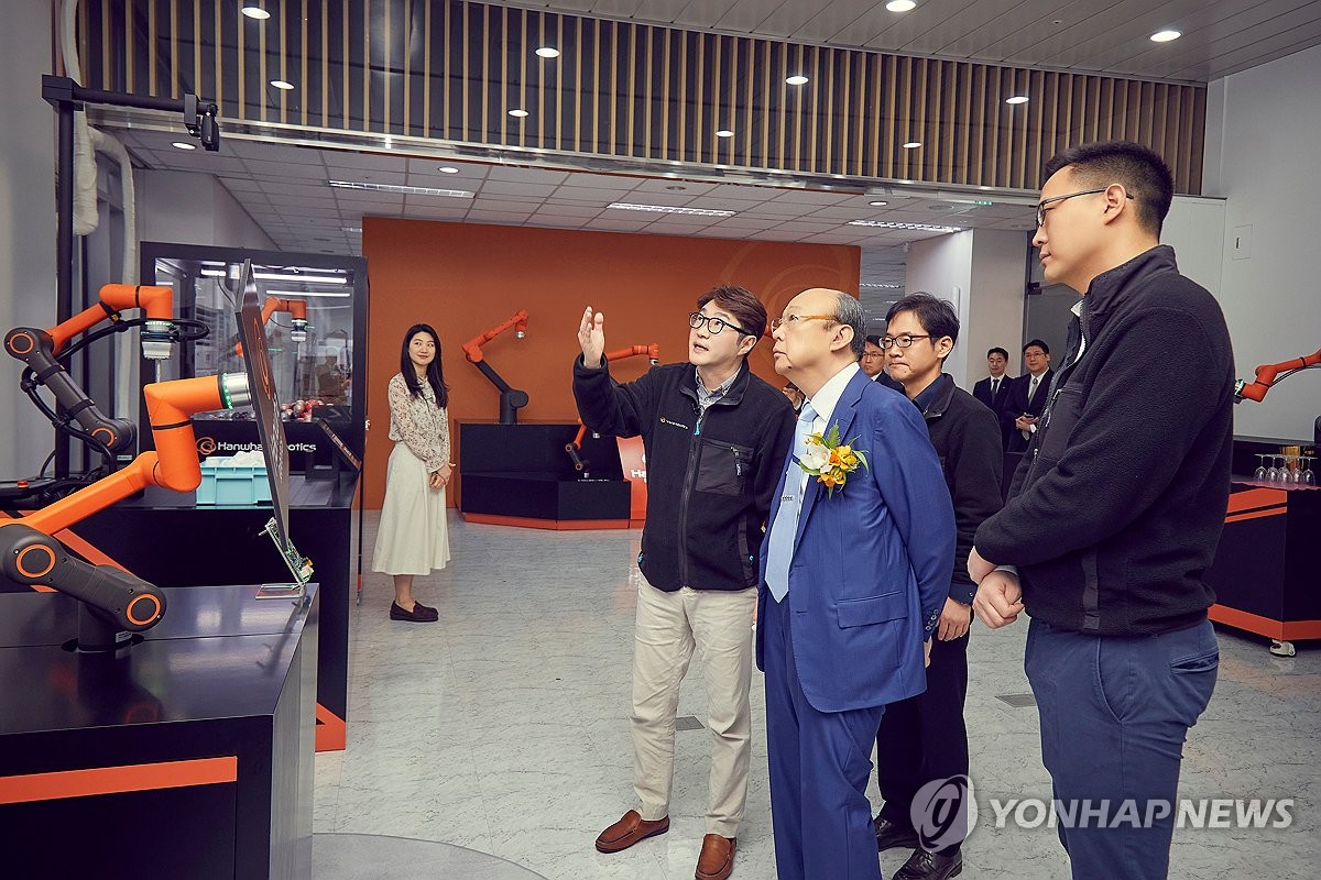 김승연 회장, 한화로보틱스 본사 방문