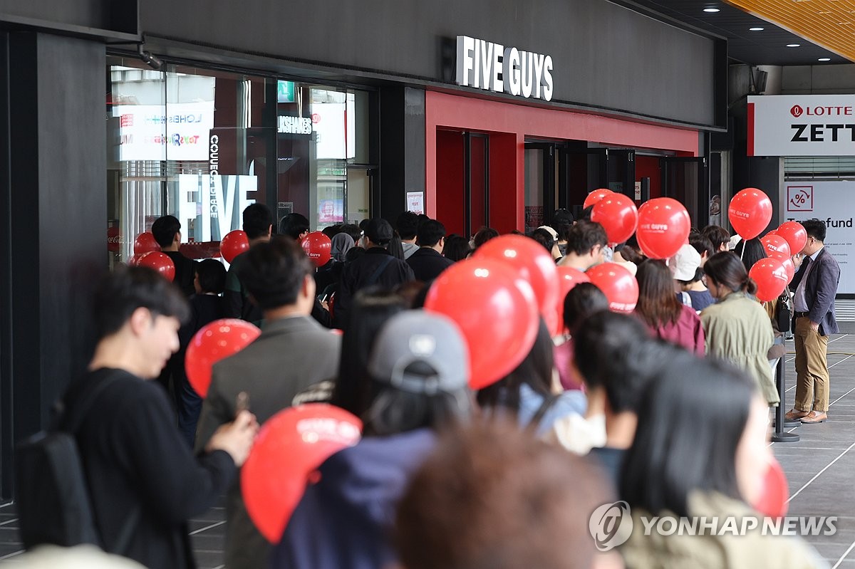 파이브가이즈 4호점 첫 오픈 기다리는 대기줄
