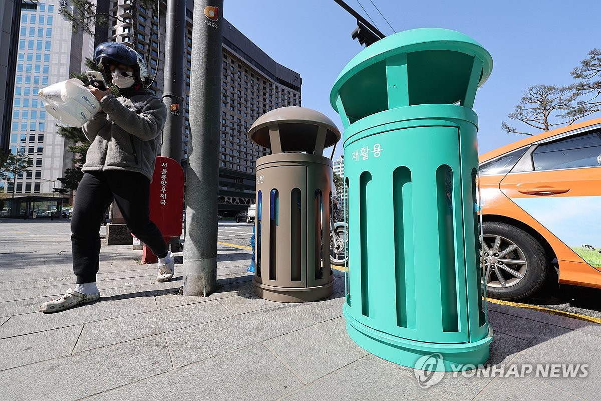 새롭게 변신한 가로 쓰레기통