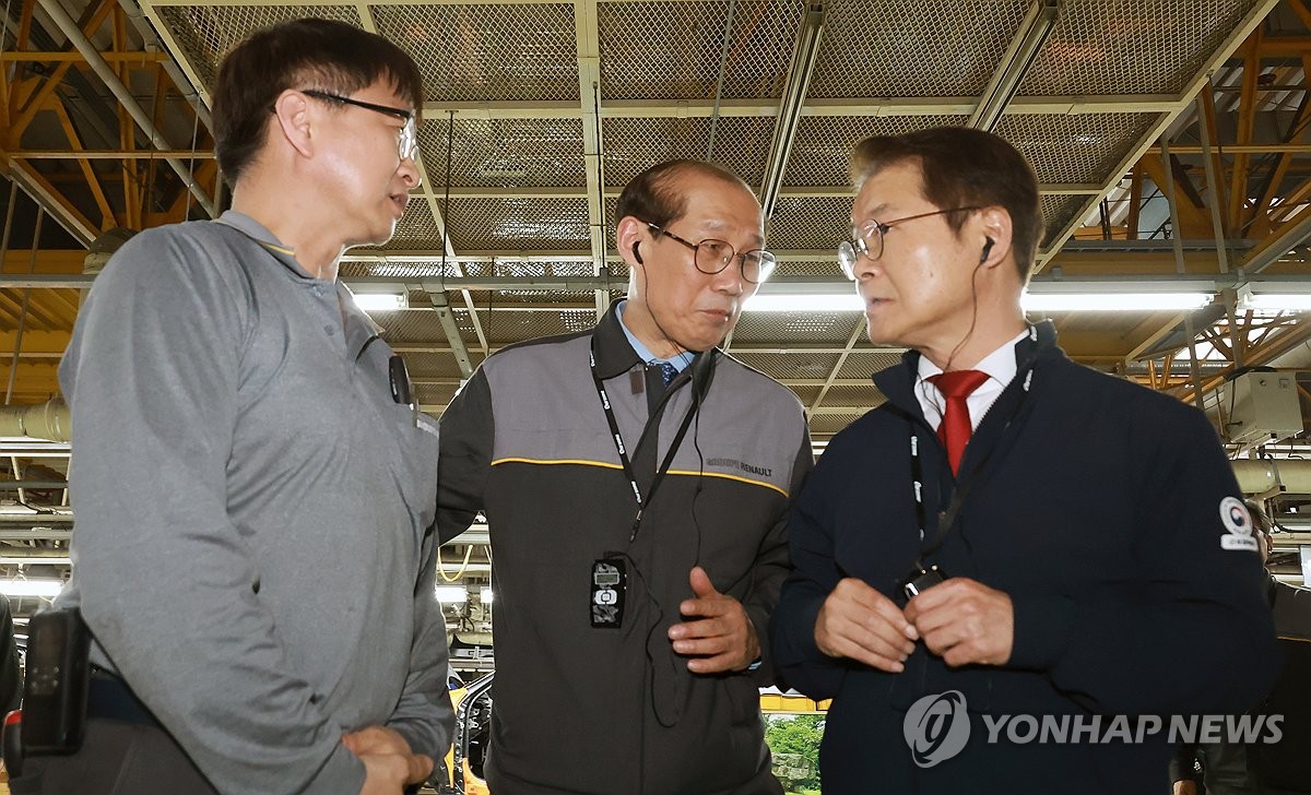 자동차 업계의 산업전환 현장 둘러보는 이정식 장관