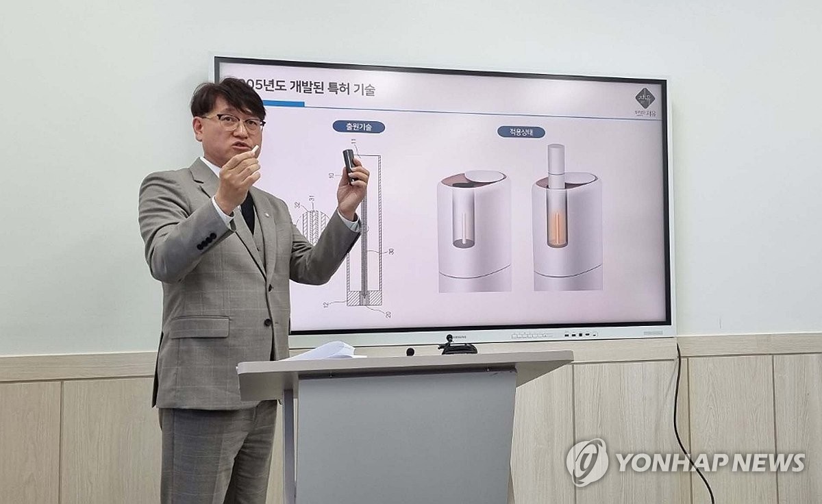 기자회견 하는 강명구 변호사