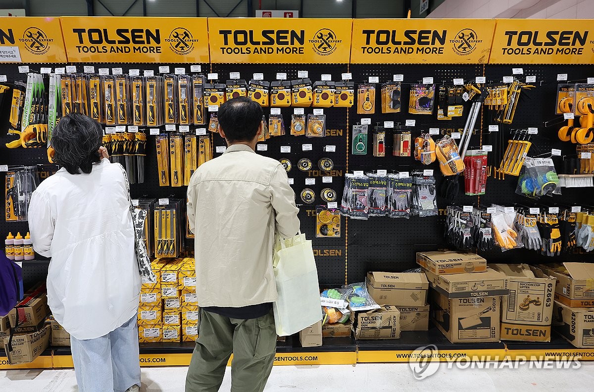 공구 둘러보는 관람객들