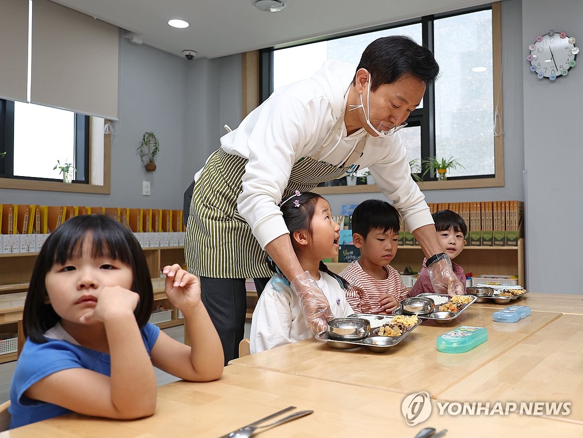 어린이집 점심 배식하는 오세훈 시장