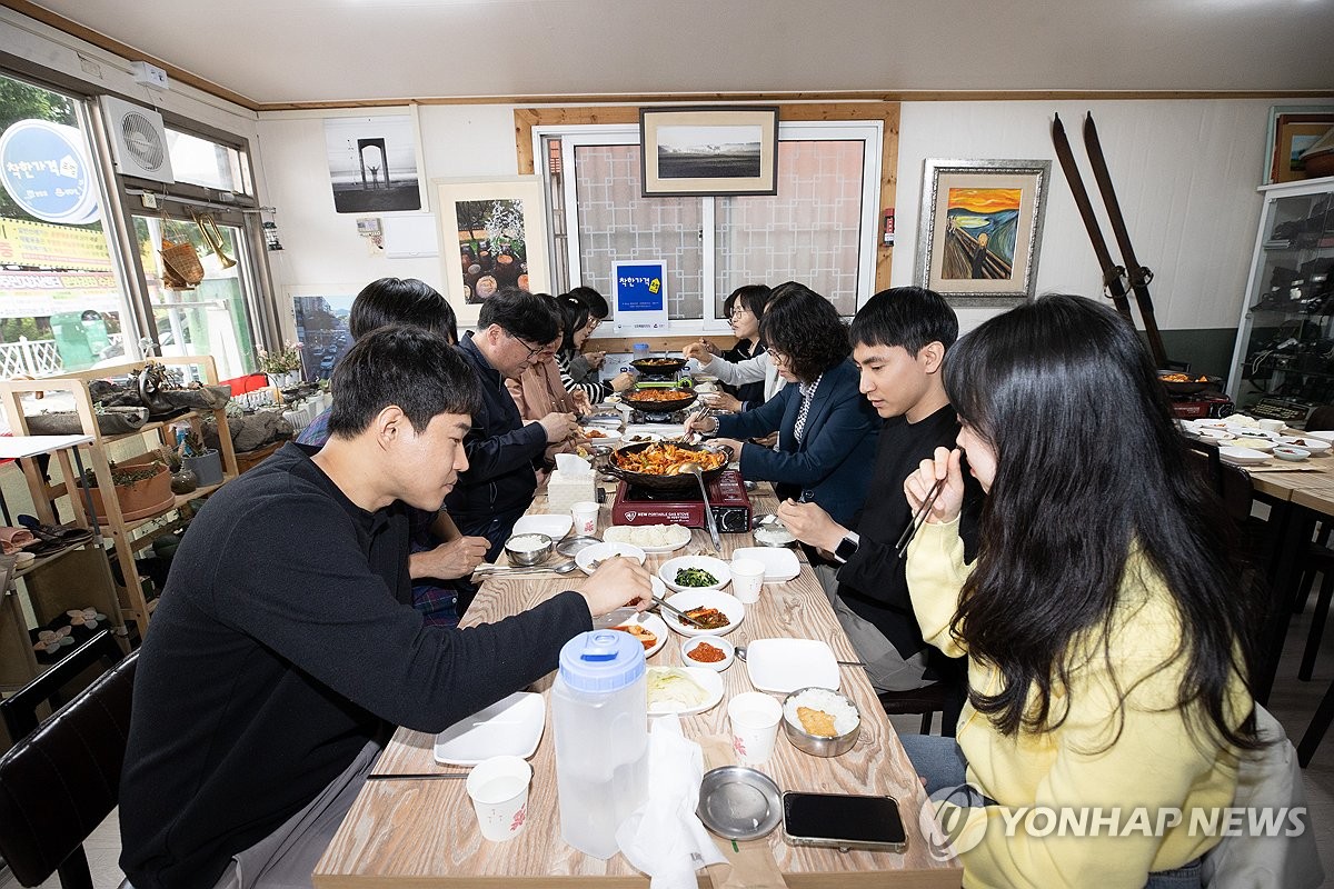 착한가격업소 이용하는 강릉시청 공무원들