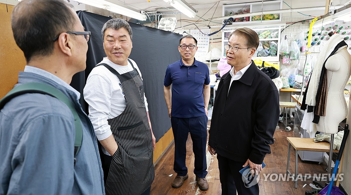 이정식 고용부 장관, 서울의 봉제 사업장 방문