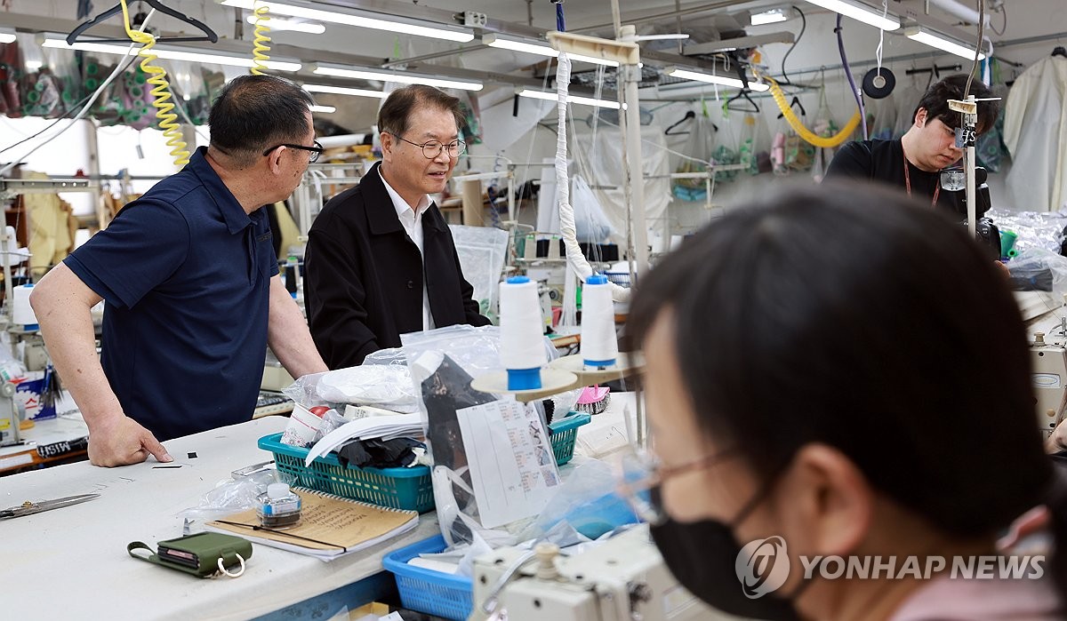 이정식 고용부 장관, 서울의 봉제 사업장 방문
