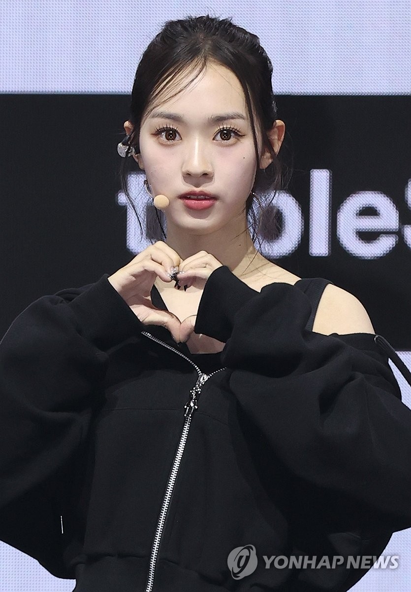 손 하트 만드는 트리플에스 김수민