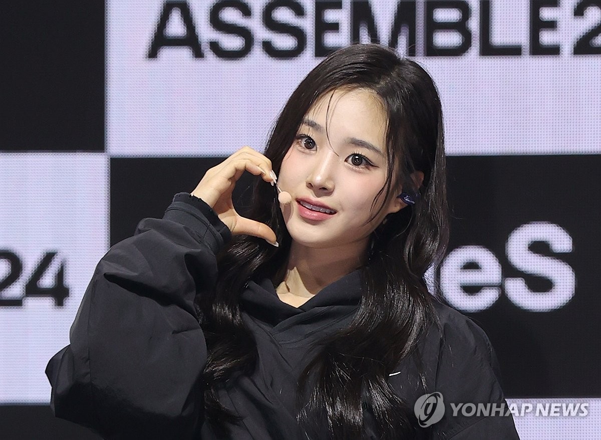 포즈 취하는 트리플에스 지연