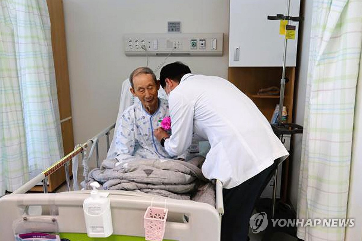 원주의료원, 카네이션 달아들이기 행사