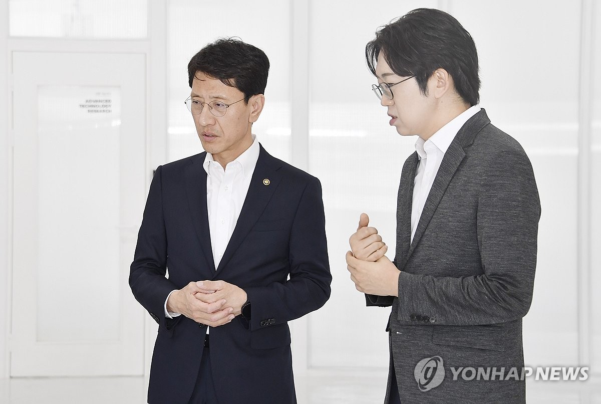 김윤상 차관, 혁신제품 생산기업 현장방문