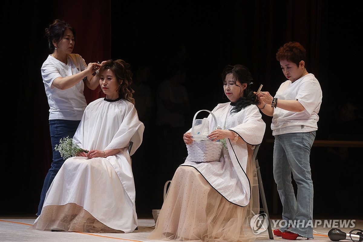동작구 헤어쇼에서 시연하는 전문 강사들