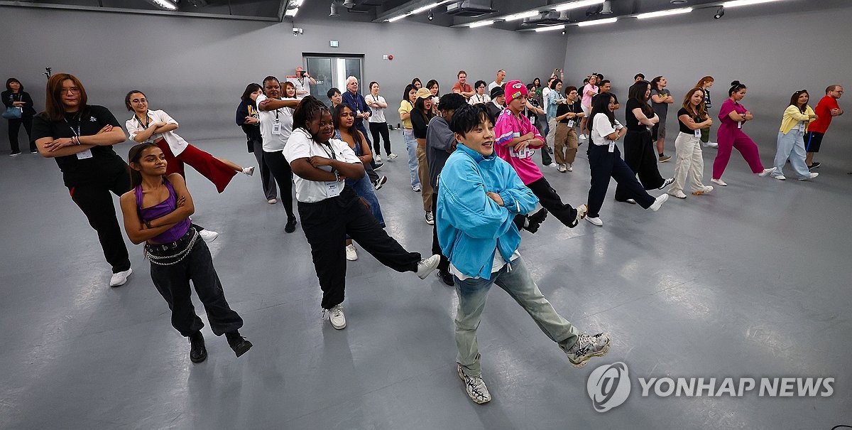 K-팝 댄스 배우는 코리아 인바이트 유 초청객들