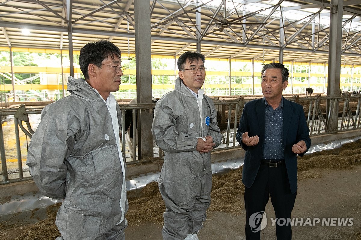 저지종 젖소 사육 농가 방문한 임기순 원장