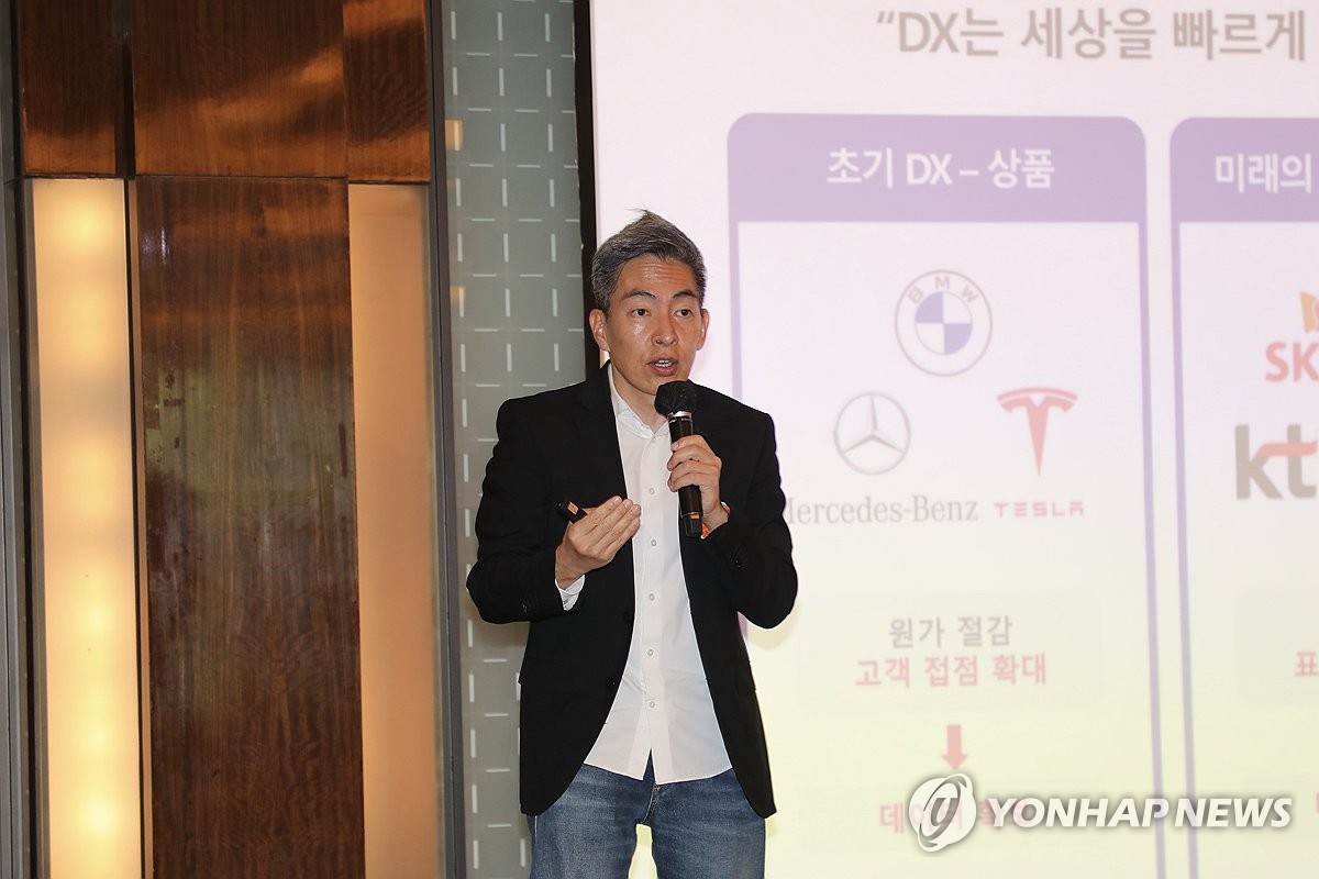 강연하는 김정인 하이퍼라운지 대표