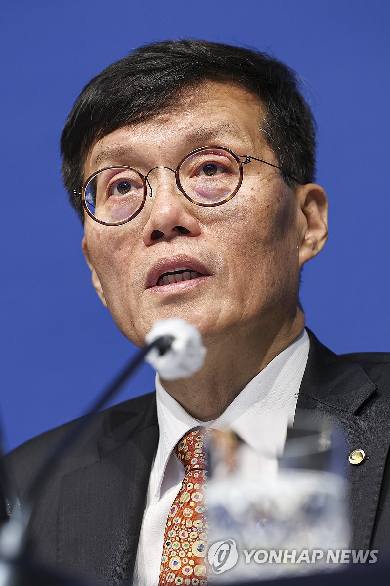 취재진 질문에 답하는 이창용 총재