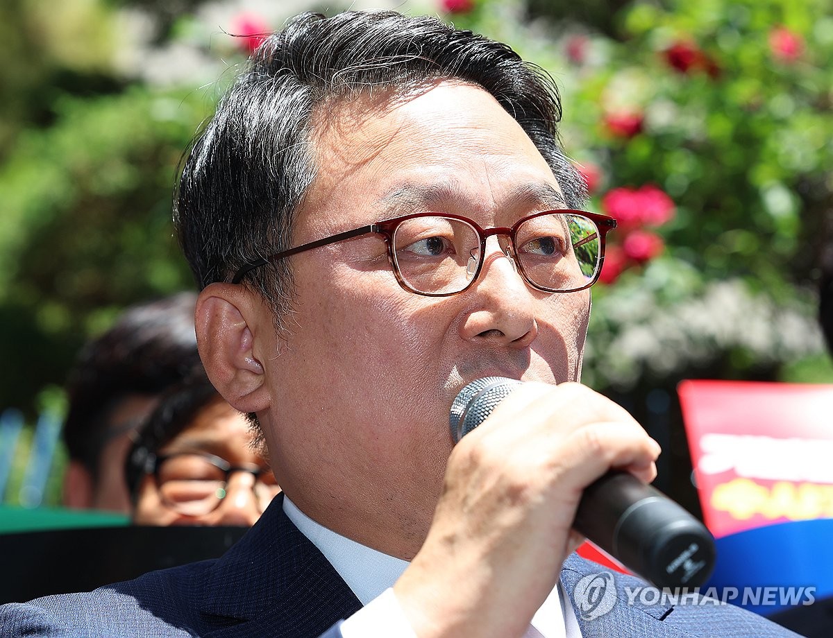 취재진 질문에 답하는 김영훈 대한변호사협회장