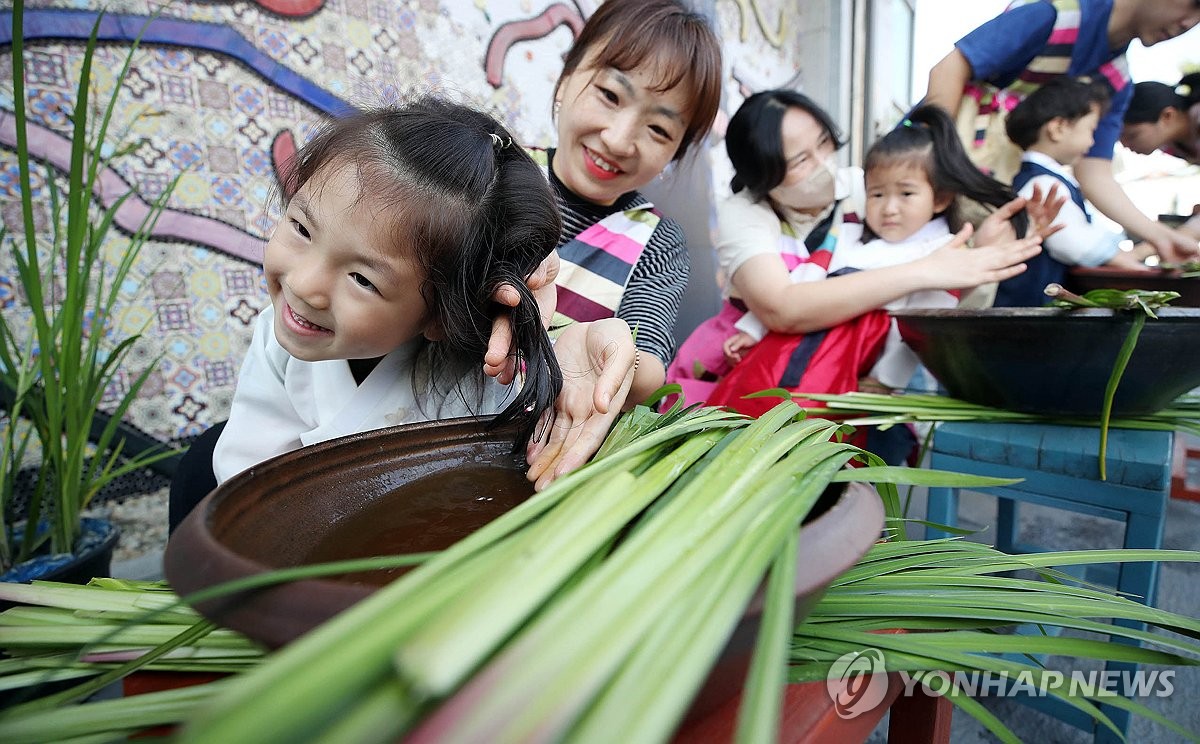 단오 앞두고 창포물에 머리 감아요