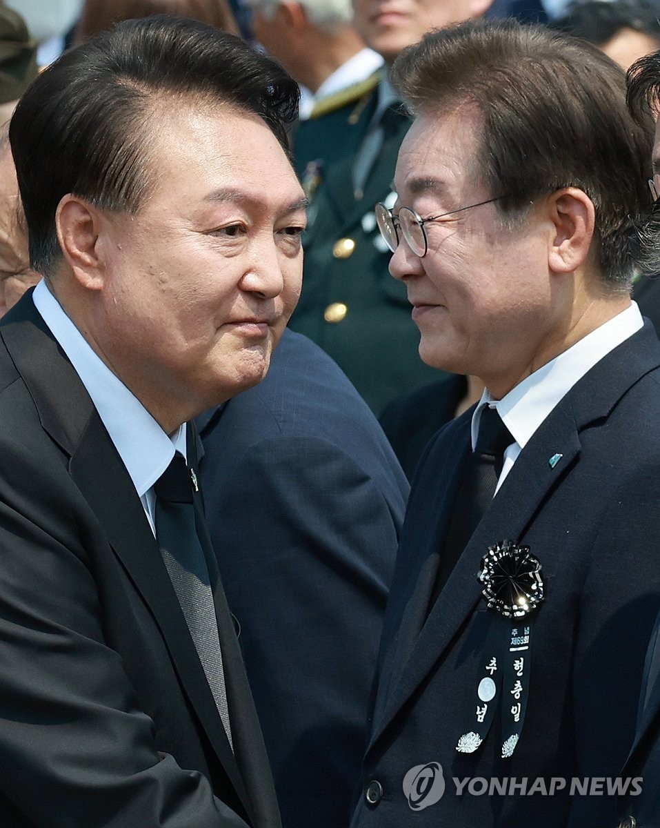 현충일 추념식, 여야 정치인과 인사하는 윤석열 대통령