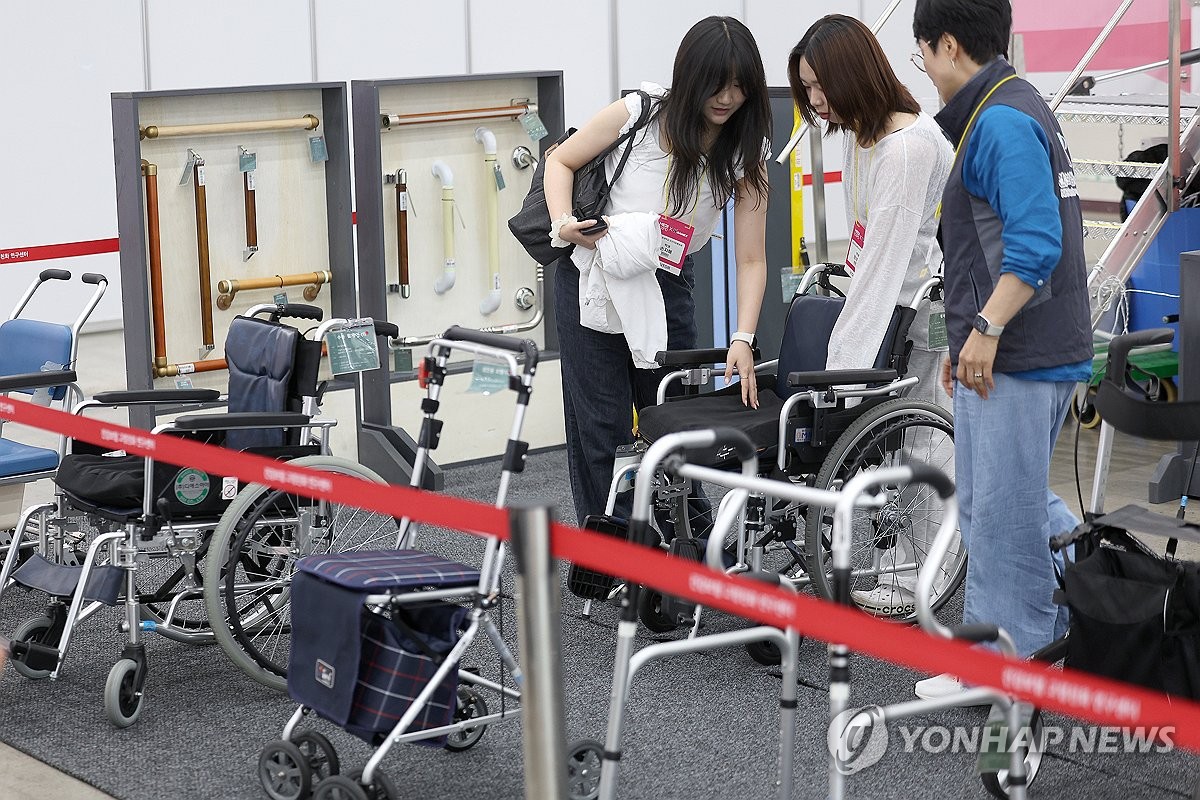 다양한 복지용구 살펴보는 관람객