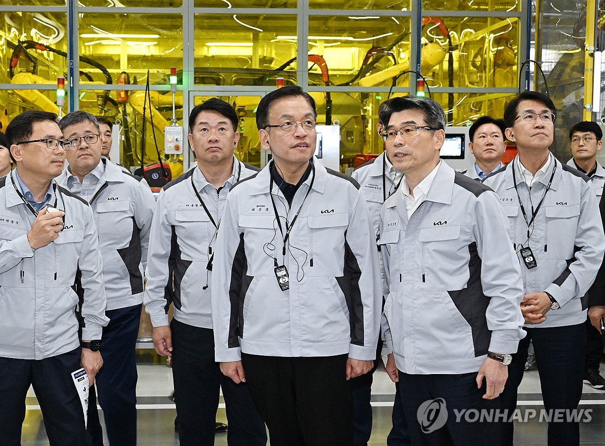 최상목 부총리, 기아 오토랜드 광명 방문