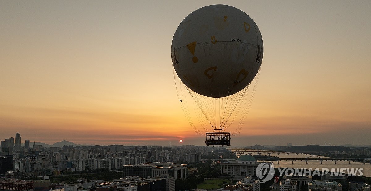 노을진 하늘에 뜬 서울달