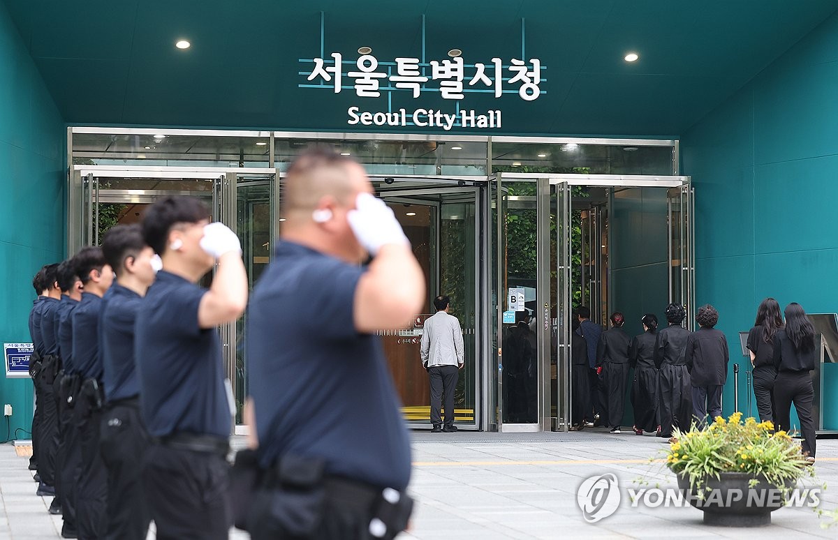 시청 순회하는 시청역 역주행 사고 희생자 영정