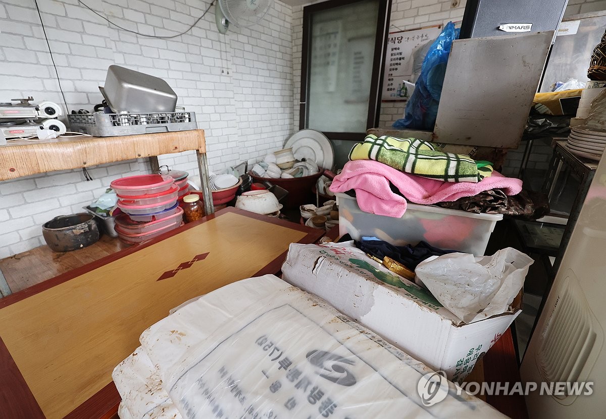 한가득 쌓인 수재민 집기