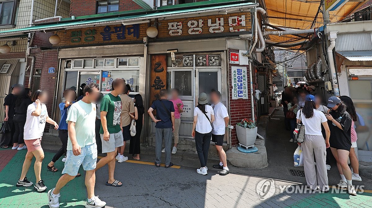 오전부터 붐비는 냉면집