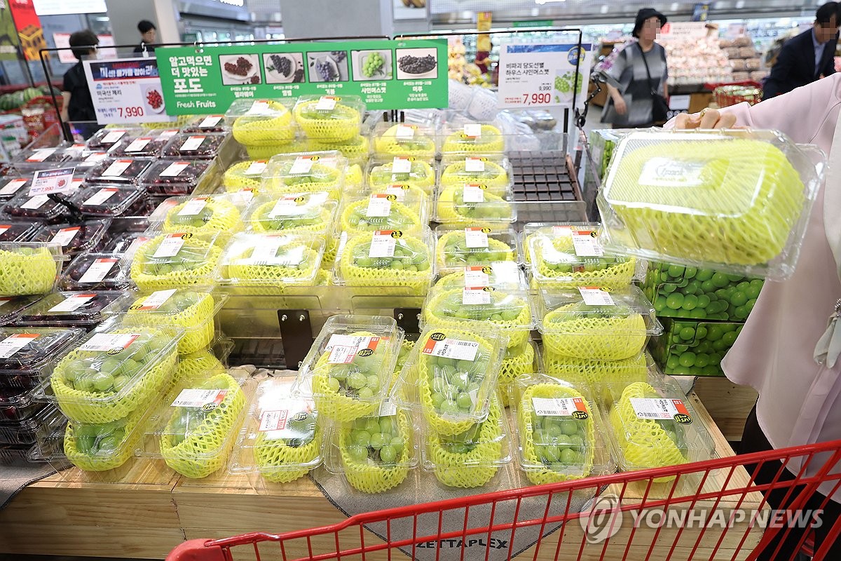 마트에서 과일 고르는 시민들