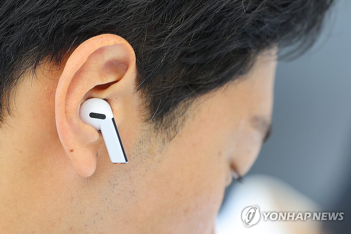 갤럭시 버즈3 프로 착용해보는 시민