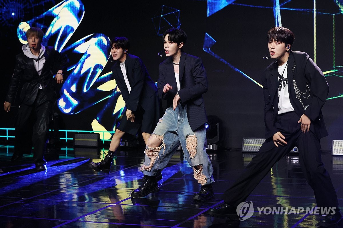 디그니티, 본격 데뷔 무대