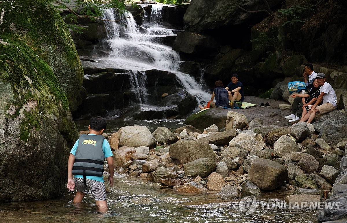 폭염엔 계곡 피서가 최고