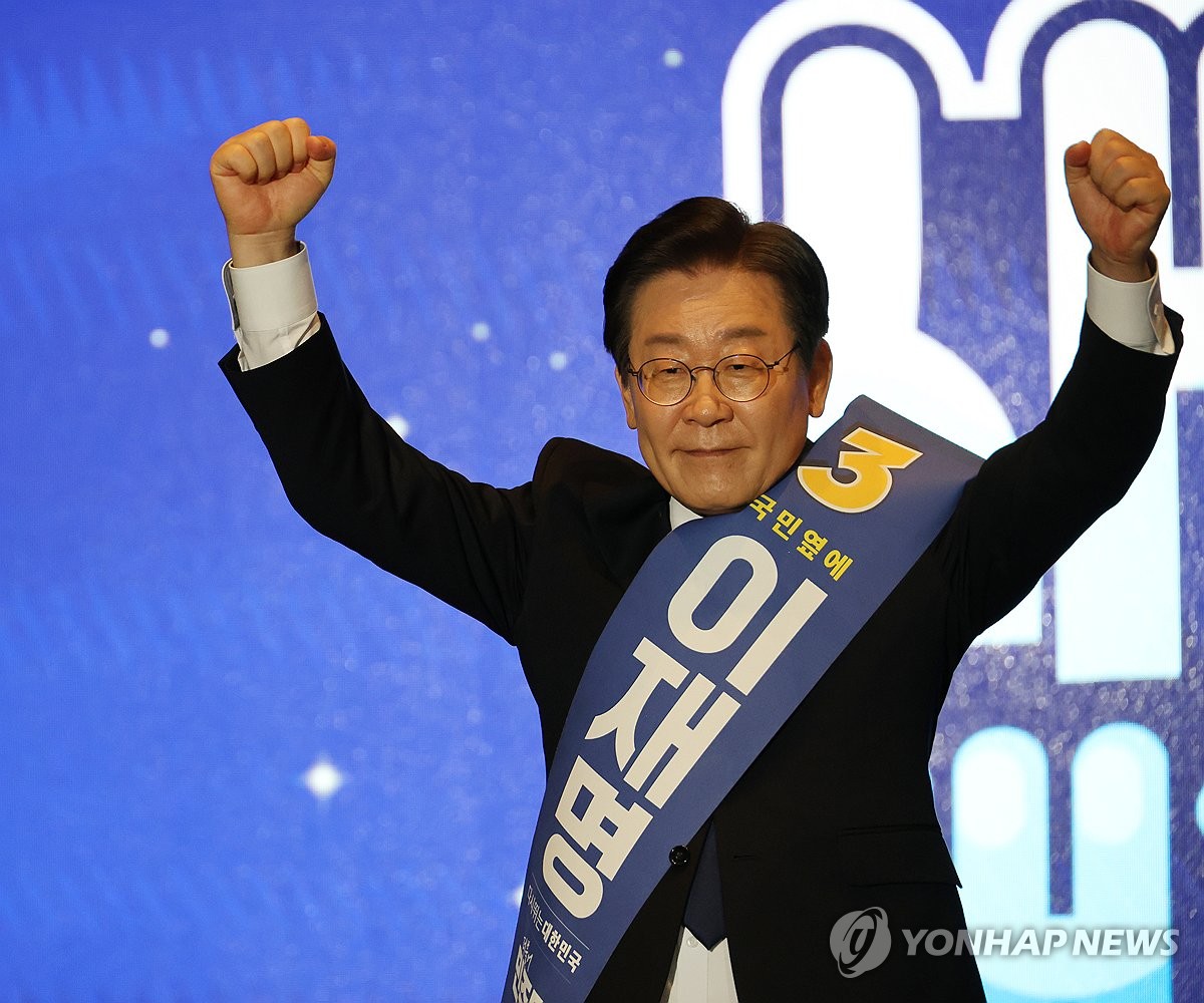 인사하는 이재명 대통령 관련자료 2