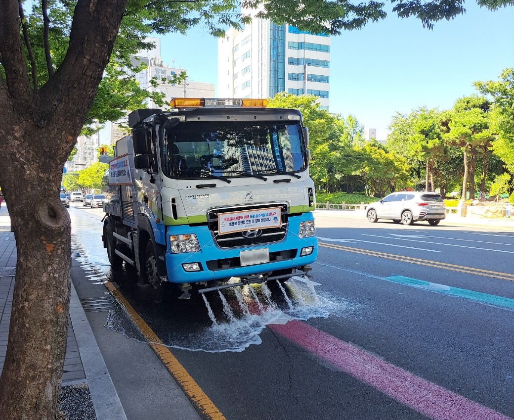 물 뿌려 도심 열기 식힌다…울산시, 살수차 10대 투입