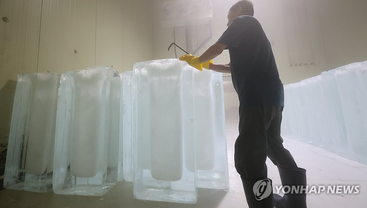 연이은 폭염에 바쁜 얼음공장