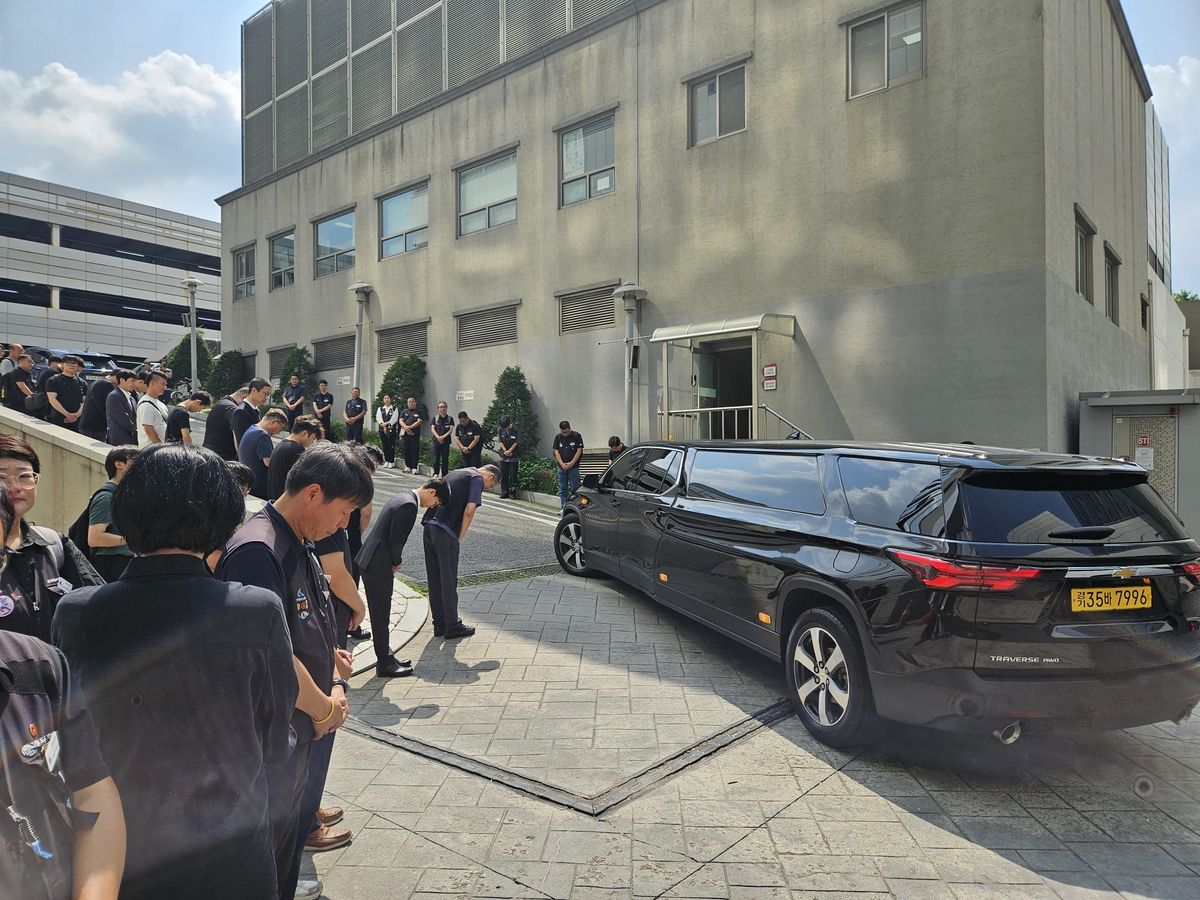 구로역 사고 코레일 직원 발인식…유족·동료 눈물 속 배웅