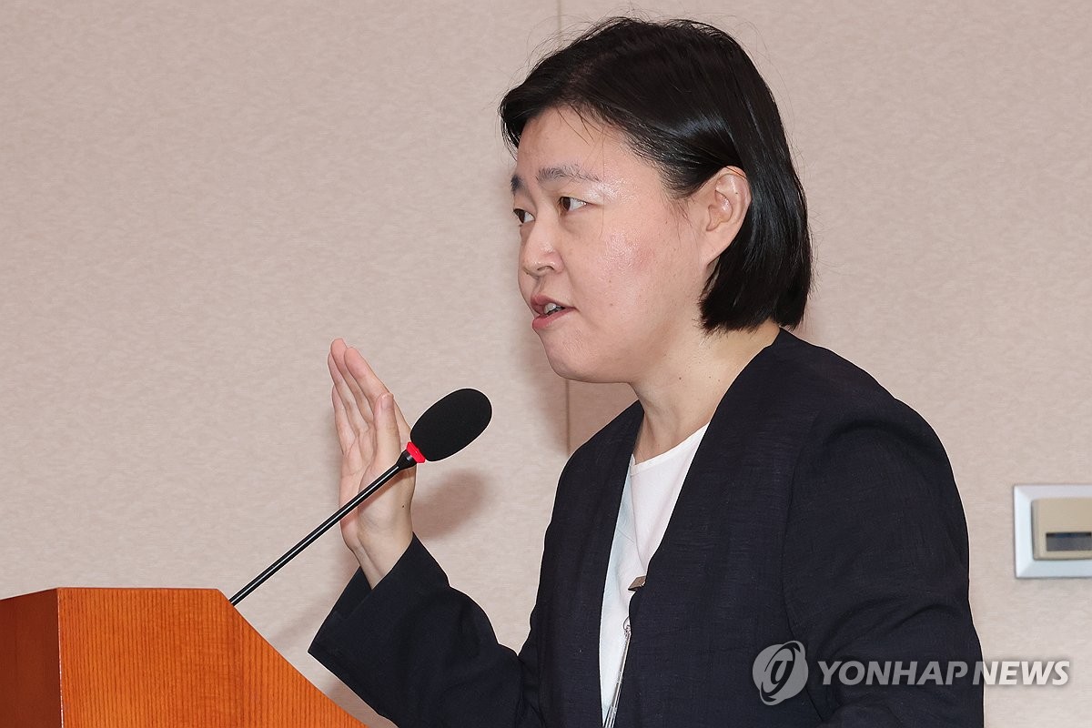 증인선서 하는 임은정 검사