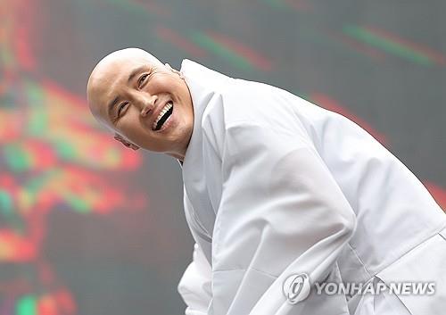뉴진스님, 나는 절로 영향?…서점가 상륙한 힙 불교