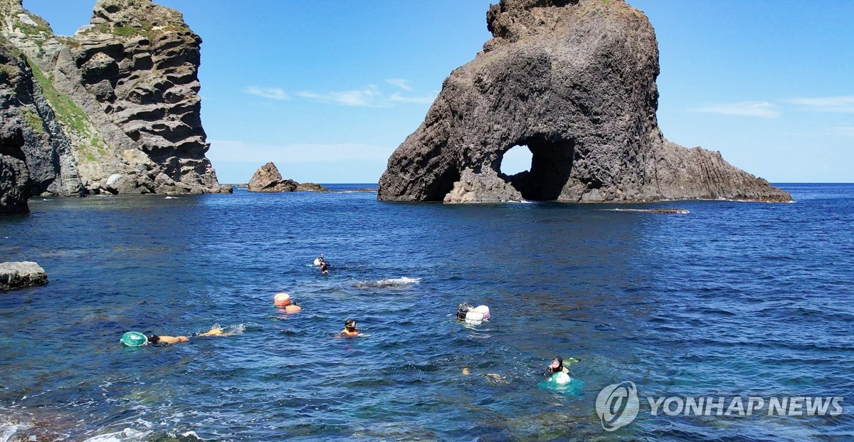 제주해녀, 50년 만에 우리땅 독도 찾아 태극기 펼치고 만세