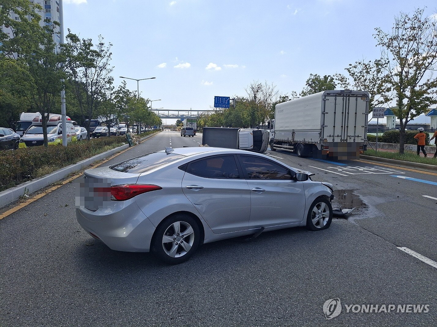 부산 강변대로서 승용차가 중앙화단 넘어 트럭과 충돌