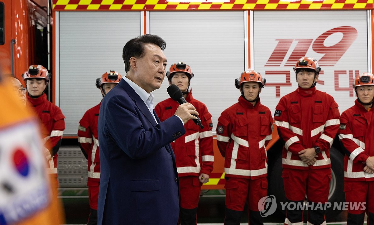 윤석열 대통령, 추석 연휴 근무 중인 소방관들 격려 방문