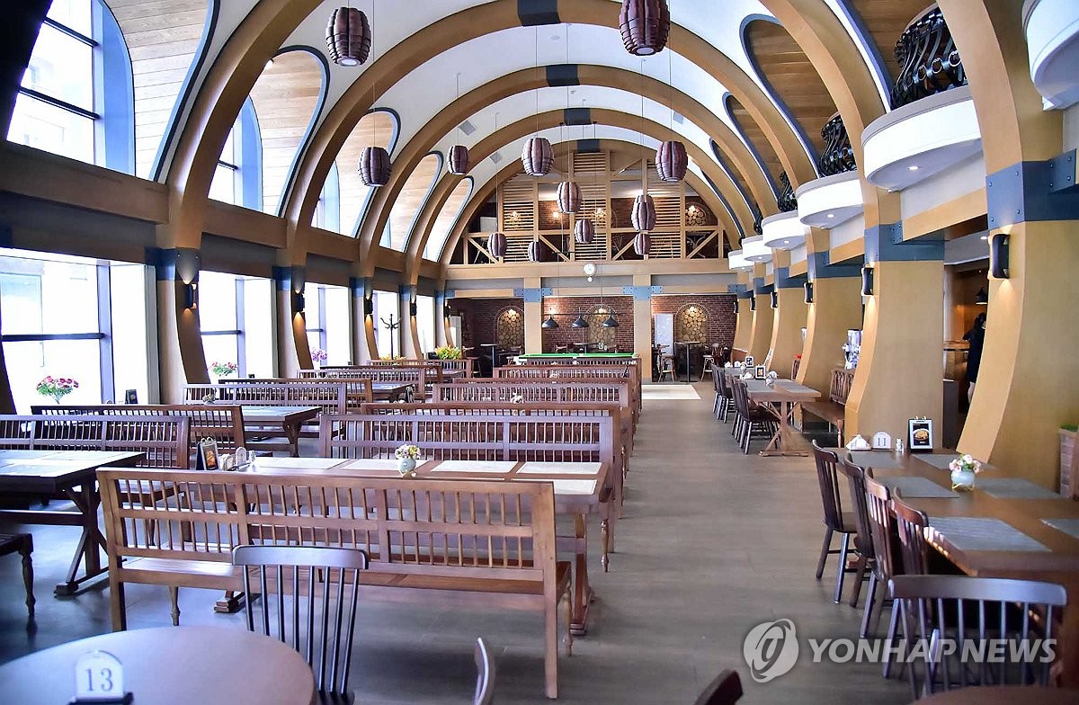 야외테라스 호프집·불꽃놀이 가게…평양 뉴타운의 핫플