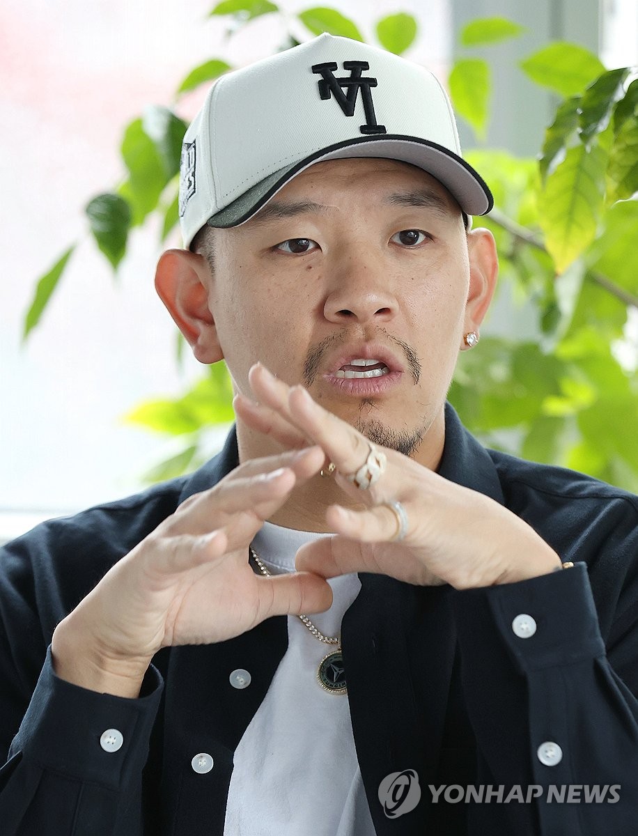 인터뷰하는 영인